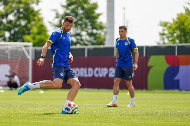 Bosnia and Herzegovina Training Day - 2026 FIFA World Cup, WM, Weltmeisterschaft, Fussball Edin DZEKO 11 of Bosnia and Herzegovina national football team warms-up during the training day ahead the 2026 FIFA World Cup Group B match against Canada at Centennial Park. on June 11, 2026 in Toronto, Canada. Toronto Ontario Canada Copyright: xLeonardoxRamirezx