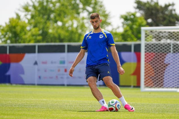 Bosnia and Herzegovina Training Day - 2026 FIFA World Cup, WM, Weltmeisterschaft, Fussball Jovo LUKIC 25 of Bosnia and Herzegovina national football team warms-up during the training day ahead the 2026 FIFA World Cup Group B match against Canada at Centennial Park. on June 11, 2026 in Toronto, Canada. Toronto Ontario Canada Copyright: xLeonardoxRamirezx