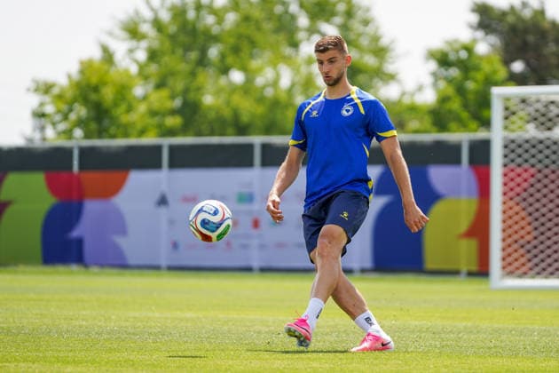 Bosnia and Herzegovina Training Day - 2026 FIFA World Cup, WM, Weltmeisterschaft, Fussball Jovo LUKIC 25 of Bosnia and Herzegovina national football team warms-up during the training day ahead the 2026 FIFA World Cup Group B match against Canada at Centennial Park. on June 11, 2026 in Toronto, Canada. Toronto Ontario Canada Copyright: xLeonardoxRamirezx