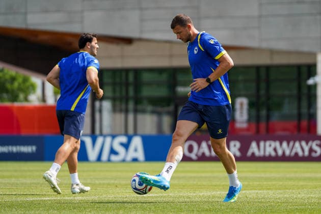Bosnia and Herzegovina Training Day - 2026 FIFA World Cup, WM, Weltmeisterschaft, Fussball Edin DZEKO 11 of Bosnia and Herzegovina national football team warms-up during the training day ahead the 2026 FIFA World Cup Group B match against Canada at Centennial Park. on June 11, 2026 in Toronto, Canada. Toronto Ontario Canada Copyright: xLeonardoxRamirezx