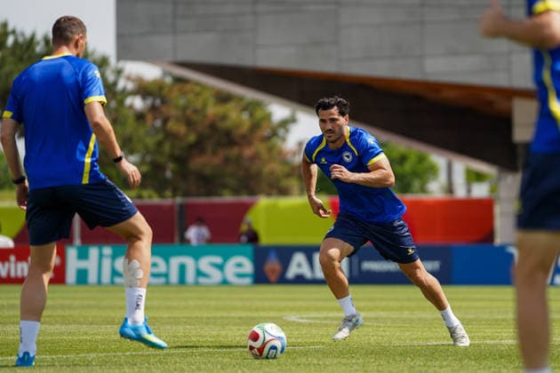 Bosnia and Herzegovina Training Day - 2026 FIFA World Cup, WM, Weltmeisterschaft, Fussball Sead KOLASINAC 05 of Bosnia and Herzegovina national football team warms-up during the training day ahead the 2026 FIFA World Cup Group B match against Canada at Centennial Park. on June 11, 2026 in Toronto, Canada. Toronto Ontario Canada Copyright: xLeonardoxRamirezx