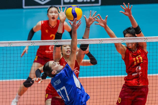 (260612) -- ILOCOS SUR PROVINCE, June 12, 2026 -- Tatyana Yatskiv (Front) of Kazakhstan competes against players of Vietnam during the pool B match between Kazakhstan and Vietnam at the 2026 AVC Women s Cup in Ilocos Sur Province, the Philippines, on June 12, 2026. ) (SP)PHILIPPINES-ILOCOS SUR PROVINCE-VOLLEYBALL-AVC WOMEN S CUP-VIE VS KAZ ROUELLExUMALI 