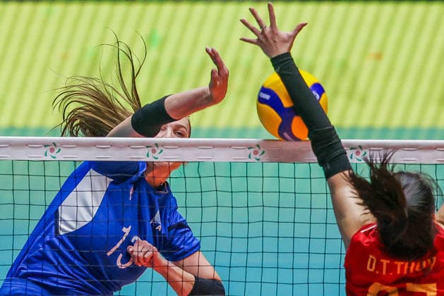(260612) -- ILOCOS SUR PROVINCE, June 12, 2026 -- Kristina Belova (L) of Kazakhstan competes against Dinh Thi Thuy of Vietnam during the pool B match between Kazakhstan and Vietnam at the 2026 AVC Women s Cup in Ilocos Sur Province, the Philippines, on June 12, 2026. ) (SP)PHILIPPINES-ILOCOS SUR PROVINCE-VOLLEYBALL-AVC WOMEN S CUP-VIE VS KAZ ROUELLExUMALI 