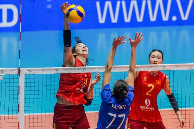 (260612) -- ILOCOS SUR PROVINCE, June 12, 2026 -- Tran Thi Thanh Thuy (L) of Vietnam competes against players of Kazakhstan during the pool B match between Kazakhstan and Vietnam at the 2026 AVC Women s Cup in Ilocos Sur Province, the Philippines, on June 12, 2026. ) (SP)PHILIPPINES-ILOCOS SUR PROVINCE-VOLLEYBALL-AVC WOMEN S CUP-VIE VS KAZ ROUELLExUMALI 