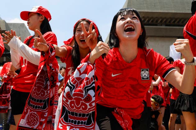 South Korea s soccer fans gather at Gwanghwamun Square for 2026 FIFA World Cup, WM, Weltmeisterschaft, Fussball public viewing South Korean soccer fans celebrate as South Korea scores a goal during an outdoor public viewing party for the 2026 FIFA World Cup Group A match between South Korea and Czechia at Gwanghwamun Square in Seoul, South Korea, on June 12, 2026. Seoul South Korea  Copyright: xMatrixxImagesx xJungxUi-Chelx