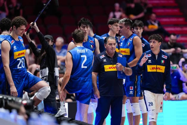 Volleyball, Nations League, Deutschland - Italien Germany V Italy - 2026 Men s Volleyball Nations League - Ottawa -Day2 Head coach Ferdinando De Giorgi of Italy speaks with players during the 2026 Men s Volleyball Nations League match between Germany and Italy at TD Place Arena in Ottawa, Canada, on June 11, 2026. Ottawa Ontario Canada  Copyright: xYuanxTianx originalFilename:tian-2026mens260611_np1qd.jpg