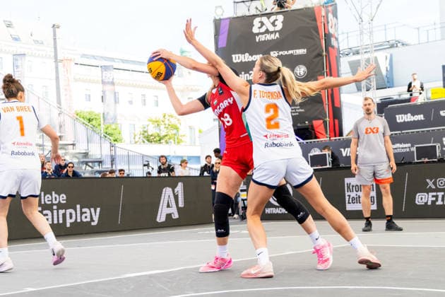 BASKETBALL - FIBA 3x3 World Tour VIENNA,AUSTRIA,12.JUN.26 - BASKETBALL - FIBA 3x3 World Tour. Image shows Mia David (HUN) and Floor Trijntje Cornelia Toornstra (NED).  GEPAxpictures xPhilippxBrem