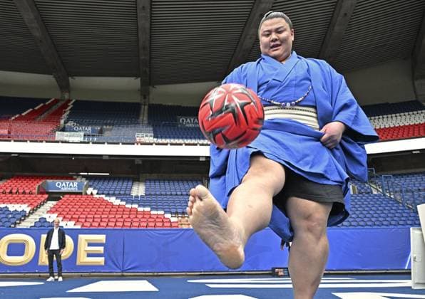 Sumo: Paris tournament Sumo wrestler Yoshinofuji juggles a ball during a visit to Parc des Princes, Paris Saint-Germain football club s home stadium in Paris, on June 11, 2026. He will participate in a June 13-14 sumo tournament in the French capital.  A14AA0005618523P