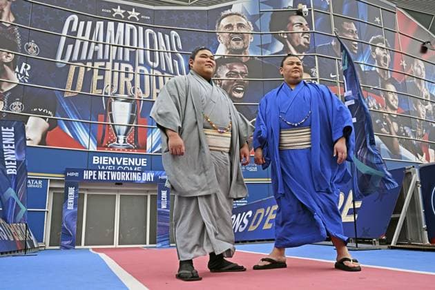 Sumo: Paris tournament Sumo wrestlers Yoshinofuji (R) and Hakunofuji pose during a visit to Parc des Princes, Paris Saint-Germain football club s home stadium in Paris, on June 11, 2026. They will participate in a June 13-14 sumo tournament in the French capital.  A14AA0005618527P