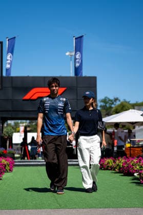 ESP, MSC Cruises Grand Prix von Barcelona-Katalonien, Freies Training, Formel 1 Weltmeisterschaft Saison 2026 12.06.2026, Circuit de Barcelona Catalunya, Barcelona, ESP, MSC Cruises Grand Prix von Barcelona-Katalonien, Freies Training, Formel 1 Weltmeisterschaft Saison 2026, im Bild Alexander Albon (Atlassian Williams F1 Team, Thailand, 23) mit Freundin Lily Muni He (Golfspielerin, China),