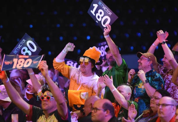 12.06.2026, xhbx, Dart World Cup of Darts 2026, v.l. Dart Fans, Zuschauer, Stimmung, Verkleidung, Kostüme, Schild 180 (DFL DFB REGULATIONS PROHIBIT ANY USE OF PHOTOGRAPHS as IMAGE SEQUENCES and or QUASI-VIDEO) Frankfurt