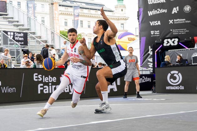 BASKETBALL - FIBA 3x3 World Tour VIENNA,AUSTRIA,12.JUN.26 - BASKETBALL - FIBA 3x3 World Tour. Image shows Murat Meric Kuntker (TUR) and Meli Brendan Douanla (IRL).  GEPAxpictures xPhilippxBrem