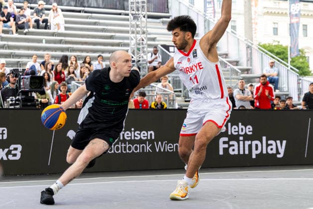 BASKETBALL - FIBA 3x3 World Tour VIENNA,AUSTRIA,12.JUN.26 - BASKETBALL - FIBA 3x3 World Tour. Image shows Joseph Dara Coughlan (IRL) and Ahmed Ali Oralkan (TUR).  GEPAxpictures xPhilippxBrem