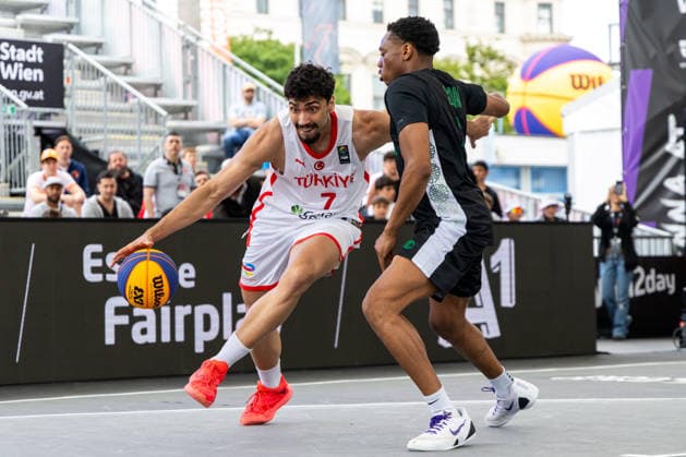 BASKETBALL - FIBA 3x3 World Tour VIENNA,AUSTRIA,12.JUN.26 - BASKETBALL - FIBA 3x3 World Tour. Image shows Zeki Akant Es (TUR) and Amaan Sanni (IRL).  GEPAxpictures xPhilippxBrem