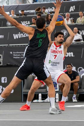 BASKETBALL - FIBA 3x3 World Tour VIENNA,AUSTRIA,12.JUN.26 - BASKETBALL - FIBA 3x3 World Tour. Image shows Meli Brendan Douanla (IRL) and Zeki Akant Es (TUR).  GEPAxpictures xPhilippxBrem