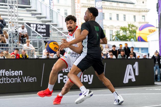 BASKETBALL - FIBA 3x3 World Tour VIENNA,AUSTRIA,12.JUN.26 - BASKETBALL - FIBA 3x3 World Tour. Image shows Zeki Akant Es (TUR) and Amaan Sanni (IRL).  GEPAxpictures xPhilippxBrem