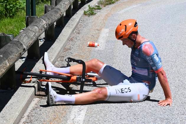 Sport Bilder des Tages Tour Auvergne - Rhone-Alpes 2026 Stage 6 CREST-VOLAND, FRANCE - JUNE 12 : crash of Tarling Joshua (GBR) of Netcompany INEOS during stage 6 of the 78th edition of Tour Auvergne - Rhone-Alpes an UCI World Tour 2.UWT cycling road race stage for Men Elite of 182.3 km with start in Saint-Vulbas and finish in Crest-Voland on June 12, 2026 in Crest-Voland, France, 12 06 2026 ( Motordriver Guy De Vuyst - Crest-Voland France  Copyright: xVincentxKalutx