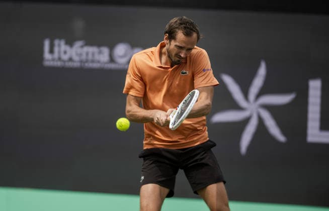Libema Open Daniil Medvedev plays a backhand against Thijs Boogaard of the Netherlands during their ATP, Tennis Herren Singles match at the Libema Open at Autotron s-Hertogenbosch in s-Hertogenbosch, Netherlands, on June 12, 2026. S-Hertogenbosch Netherlands  Copyright: xAndyxAstfalckx originalFilename:astfalck-libemaop260612_np9x0.jpg