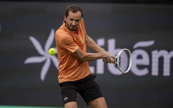 Libema Open Daniil Medvedev plays a backhand against Thijs Boogaard of the Netherlands during their ATP, Tennis Herren Singles match at the Libema Open at Autotron s-Hertogenbosch in s-Hertogenbosch, Netherlands, on June 12, 2026. S-Hertogenbosch Netherlands  Copyright: xAndyxAstfalckx originalFilename:astfalck-libemaop260612_npL8d.jpg