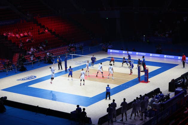 (260612) -- LINYI, June 12, 2026 -- Players of both teams compete during the men s pool 3 match between Ukraine and Cuba at the 2026 Volleyball Nations League (VNL) in Linyi, east China s Shandong Province, June 12, 2026. ) (SP)CHINA-LINYI-VOLLEYBALL NATIONS LEAGUE-CUB VS UKR(CN) ZhuxZheng 