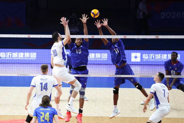 (260612) -- LINYI, June 12, 2026 -- David Fiel Rodriguez (3rd L) of Cuba defends during the men s pool 3 match between Ukraine and Cuba at the 2026 Volleyball Nations League (VNL) in Linyi, east China s Shandong Province, June 12, 2026. ) (SP)CHINA-LINYI-VOLLEYBALL NATIONS LEAGUE-CUB VS UKR(CN) ZhuxZheng 