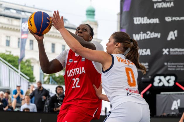 BASKETBALL - FIBA 3x3 World Tour VIENNA,AUSTRIA,12.JUN.26 - BASKETBALL - FIBA 3x3 World Tour. Image shows Janet Osahumwense Oriakhi (AUT) and Lois Vrolijk (NED).  GEPAxpictures xPhilippxBrem