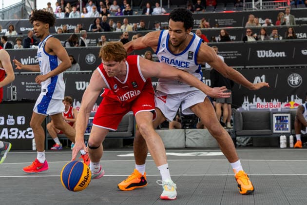 BASKETBALL - FIBA 3x3 World Tour VIENNA,AUSTRIA,12.JUN.26 - BASKETBALL - FIBA 3x3 World Tour. Image shows Luis Goed (AUT) and Loic Noudogbessi (FRA).  GEPAxpictures xPhilippxBrem