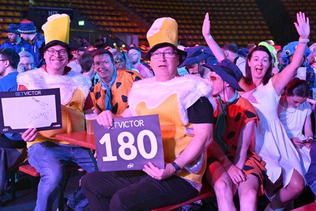 12.06.2026, xhbx, Dart World Cup of Darts 2026, v.l. Dart Fans, Zuschauer, Stimmung, Verkleidung, Kostüme, Schild 180 (DFL DFB REGULATIONS PROHIBIT ANY USE OF PHOTOGRAPHS as IMAGE SEQUENCES and or QUASI-VIDEO) Frankfurt