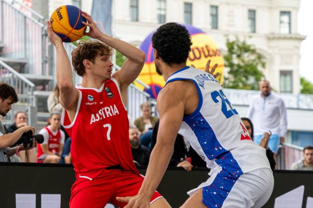 BASKETBALL - FIBA 3x3 World Tour VIENNA,AUSTRIA,12.JUN.26 - BASKETBALL - FIBA 3x3 World Tour. Image shows Miro Zapf (AUT) and Loic Noudogbessi (FRA).  GEPAxpictures xPhilippxBrem