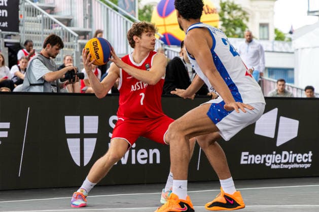 BASKETBALL - FIBA 3x3 World Tour VIENNA,AUSTRIA,12.JUN.26 - BASKETBALL - FIBA 3x3 World Tour. Image shows Miro Zapf (AUT) and Loic Noudogbessi (FRA).  GEPAxpictures xPhilippxBrem