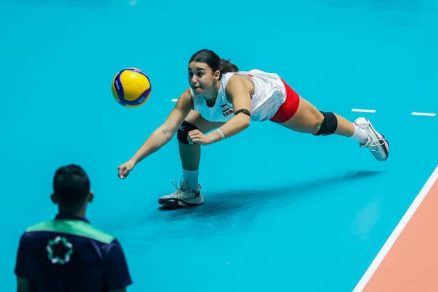 (260612) -- ILOCOS SUR PROVINCE, June 12, 2026 -- Mirna Cheikho of Lebanon saves the ball during the pool B volleyball match between Indonesia and Lebanon at the 2026 AVC Women s Cup in Ilocos Sur Province, the Philippines, June 12, 2026. ) (SP)PHILIPPINES-ILOCOS SUR PROVINCE-VOLLEYBALL-AVC WOMEN S CUP RouellexUmali 