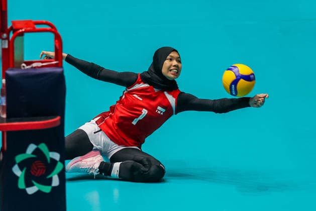 (260612) -- ILOCOS SUR PROVINCE, June 12, 2026 -- Fajriahni Ema Herawati of Indonesia saves the ball during the pool B volleyball match between Indonesia and Lebanon at the 2026 AVC Women s Cup in Ilocos Sur Province, the Philippines, June 12, 2026. ) (SP)PHILIPPINES-ILOCOS SUR PROVINCE-VOLLEYBALL-AVC WOMEN S CUP RouellexUmali 