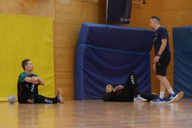 12.06.2026, xtgx, Handball, EHF Champions League, Abschlusstraining SC Magdeburg v.l. Nikola Portner (Magdeburg, 80) Matej Mandic (Magdeburg, 12), Torwarttrainer Dino Spiranec Koeln