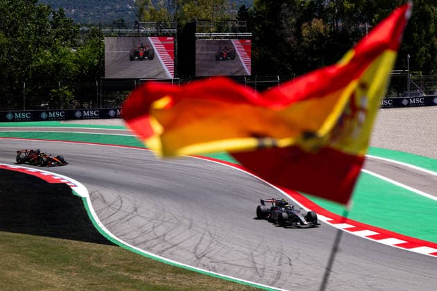Gabriel Bortoleto (Audi Revolut F1 Team, Brasilien, 05) im Audi R26, davor spanische Flagge, ESP, Formel 1 Weltmeisterschaft, Barcelona-Catalunya Grand Prix, Circuit Barcelona Catalunya, Freies Training, Saison 2026, 12.06.2026 ESP, Formel 1 Weltmeisterschaft, Barcelona-Catalunya Grand Prix, Circuit Barcelona Catalunya, Freies Training, Saison 2026, 12.06.2026 Barcelona