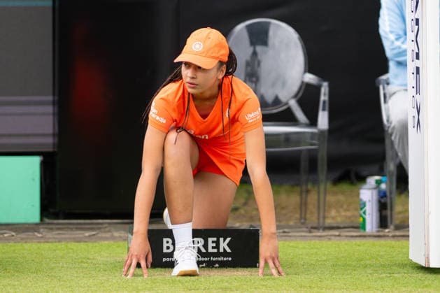 Ballmädchen in orangem Outfit, Tennis, Libema Open 2026, WTA, Tennis Damen Masters 250, 12.06.2026, Rosmalen Grass Court Championships, Centre-Court Rosmalen, s-Hertogenbosch Nordbrabant Niederlande