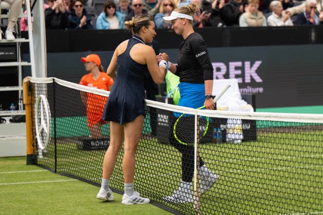 Elena-Gabriela Ruse gratuliert nach dem Match gegen Barbora Krejcikova, Tennis, Libema Open 2026, WTA, Tennis Damen Masters 250, 12.06.2026, Rosmalen Grass Court Championships, Centre-Court Rosmalen, s-Hertogenbosch Nordbrabant Niederlande