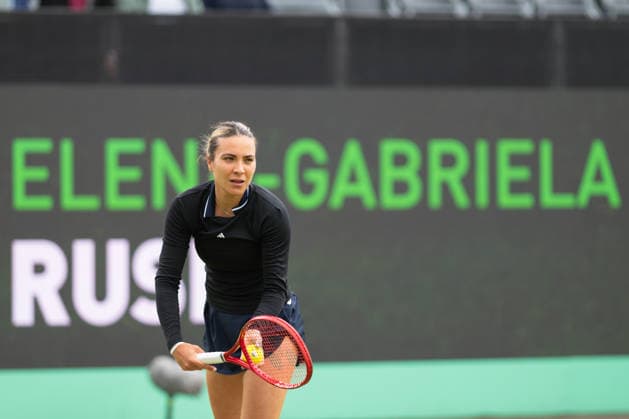 Elena-Gabriela Ruse beim Aufschlag im Match gegen Barbora Krejcikova, Tennis, Libema Open 2026, WTA, Tennis Damen Masters 250, 12.06.2026, Rosmalen Grass Court Championships, Centre-Court Rosmalen, s-Hertogenbosch Nordbrabant Niederlande