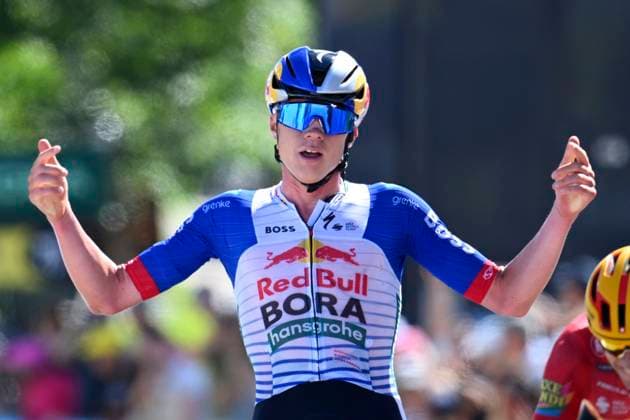 Tour Auvergne - Rhone-Alpes 2026 Stage 6 CREST-VOLAND, FRANCE - JUNE 12 : Van Gils Maxim (BEL) of Red Bull - BORA - Hansgrohe wins, second place for Johannessen Tobias Halland (NOR) of UNO-X Mobility during stage 6 of the 78th edition of Tour Auvergne - Rhone-Alpes an UCI World Tour 2.UWT cycling road race stage for Men Elite of 182.3 km with start in Saint-Vulbas and finish in Crest-Voland on June 12, 2026 in Crest-Voland, France, 12 06 2026 ( Motordriver Guy De Vuyst - Crest-Voland France  Copyright: xVincentxKalutx