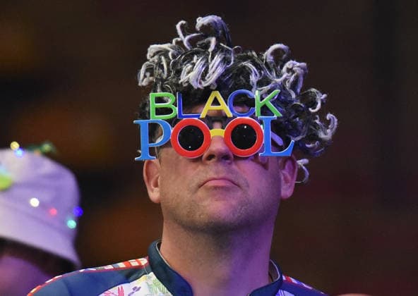 12.06.2026, xhbx, Dart World Cup of Darts 2026, v.l. Fan mit Blackpoolbrille (DFL DFB REGULATIONS PROHIBIT ANY USE OF PHOTOGRAPHS as IMAGE SEQUENCES and or QUASI-VIDEO) Frankfurt