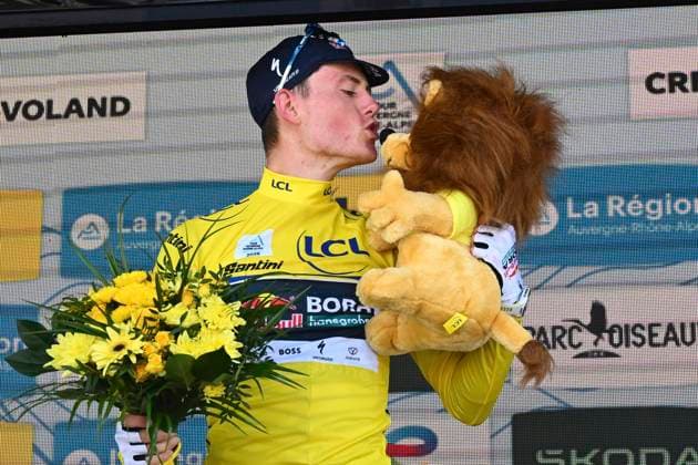 Sport Bilder des Tages Tour Auvergne - Rhone-Alpes 2026 Stage 6 CREST-VOLAND, FRANCE - JUNE 12 : Tuckwell Luke (AUS) of Red Bull - BORA - Hansgrohe pictured with the yellow jersey during the podium ceremony of stage 6 of the 78th edition of Tour Auvergne - Rhone-Alpes an UCI World Tour 2.UWT cycling road race stage for Men Elite of 182.3 km with start in Saint-Vulbas and finish in Crest-Voland on June 12, 2026 in Crest-Voland, France, 12 06 2026 ( Motordriver Guy De Vuyst - Crest-Voland France  Copyright: xVincentxKalutx