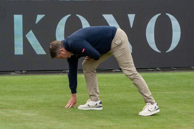 Der Schiedsrichter testet den Rasen auf Naesse, Ben Shelton vs. Marcos Giron, Tennis, ATP, Tennis Herren Turnier, Boss-Open, Center-Court, Achtelfinale, 12.06.2026, Ben Shelton vs. Marco Giron, Tennis, ATP-Turnier, Boss-Open, Center-Court, Achtelfinale, 12.06.2026, Stuttgart