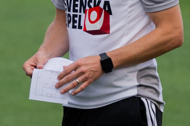 260612 Assistant coach Sebastian Larsson with a paper at a training session with the Swedish national football team during day 2 of the FIFA World Cup, WM, Weltmeisterschaft, Fussball 2026 on June 12, 2026 in Dallas. Photo: Petter Arvidson BILDBYRAN kod PA PA1229 fotboll football soccer fotball vm fotbolls-vm fotball-vm fotbolls-vm 2026 fifa world cup 2026 träning practice training sverige sweden sverige a bbeng
