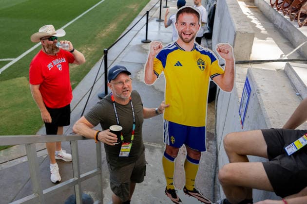 260612 Robert Laul, reporter at Swedish newspaper Göteborgs Posten with a paper figure of Gustav Lundgren at a training session with the Swedish national football team during day 2 of the FIFA World Cup, WM, Weltmeisterschaft, Fussball 2026 on June 12, 2026 in Dallas. Photo: Petter Arvidson BILDBYRAN kod PA PA1229 fotboll football soccer fotball vm fotbolls-vm fotball-vm fotbolls-vm 2026 fifa world cup 2026 träning practice training sverige sweden sverige a bbeng