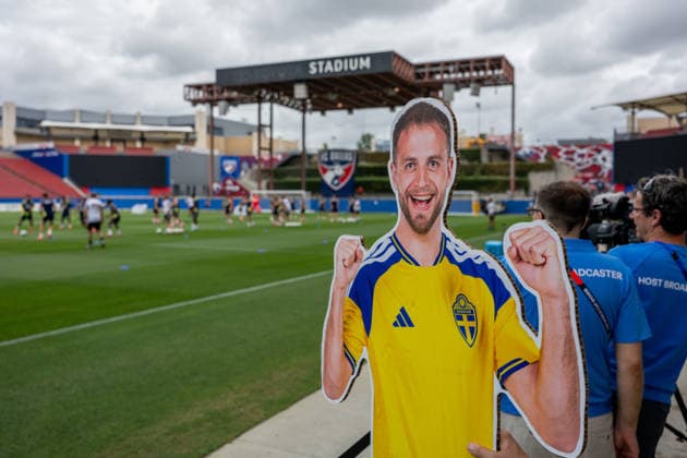 260612 Swedish newspaper Göteborgs Posten with a paper figure of Gustav Lundgren at a training session with the Swedish national football team during day 2 of the FIFA World Cup, WM, Weltmeisterschaft, Fussball 2026 on June 12, 2026 in Dallas. Photo: Petter Arvidson BILDBYRAN kod PA PA1229 fotboll football soccer fotball vm fotbolls-vm fotball-vm fotbolls-vm 2026 fifa world cup 2026 träning practice training sverige sweden sverige a bbeng