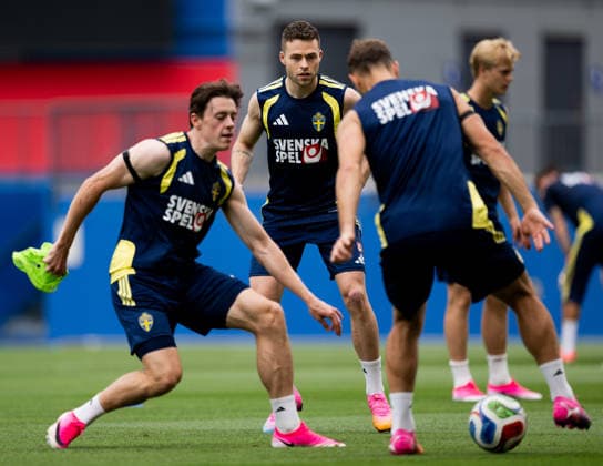 260612 Elliot Stroud and Gabriel Gudmundsson of the Swedish national football team at a training session during day 2 of the FIFA World Cup, WM, Weltmeisterschaft, Fussball 2026 on June 12, 2026 in Dallas. Photo: Petter Arvidson BILDBYRAN kod PA PA1229 fotboll football soccer fotball vm fotbolls-vm fotball-vm fotbolls-vm 2026 fifa world cup 2026 träning practice training sverige sweden sverige a bbeng