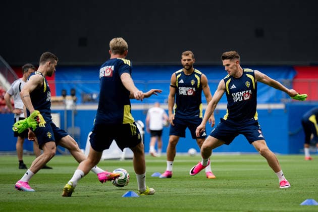260612 Gabriel Gudmundsson and Viktor Gyökeres of the Swedish national football team at a training session during day 2 of the FIFA World Cup, WM, Weltmeisterschaft, Fussball 2026 on June 12, 2026 in Dallas. Photo: Petter Arvidson BILDBYRAN kod PA PA1229 fotboll football soccer fotball vm fotbolls-vm fotball-vm fotbolls-vm 2026 fifa world cup 2026 träning practice training sverige sweden sverige a bbeng