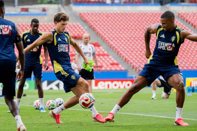 260612 Besfort Zeneli and Isak Hien of the Swedish national football team at a training session during day 2 of the FIFA World Cup, WM, Weltmeisterschaft, Fussball 2026 on June 12, 2026 in Dallas. Photo: Petter Arvidson BILDBYRAN kod PA PA1229 fotboll football soccer fotball vm fotbolls-vm fotball-vm fotbolls-vm 2026 fifa world cup 2026 träning practice training sverige sweden sverige a bbeng