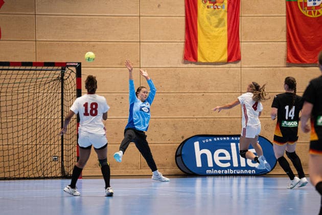 U20 Frauen-Nationalmannschaft Deutschland (GER) vs. U20 Frauen-Nationalmannschaft Frankreich (FRA), Handball, Vier-Nationenturnier, 12.6.2026, Saision 2025 2026, Hannover Merle Muth (Deutschland U20 Frauen, 12, spielt bei TSV Bayer 04 Leverkusen) im Tor gegen Blandine Gros (Frankreich U20 Frauen, 04) Hannover Sportzentrum Vinnhorst Deutschland