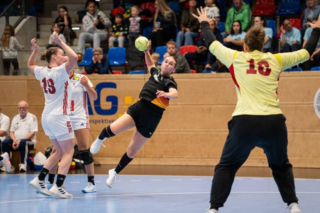 U20 Frauen-Nationalmannschaft Deutschland (GER) vs. U20 Frauen-Nationalmannschaft Frankreich (FRA), Handball, Vier-Nationenturnier, 12.6.2026, Saision 2025 2026, Hannover Aylin Bornhardt (Deutschland U20 Frauen, 13, spielt bei Frisch Auf Goeppingen) im Torwurf gegen Claire Koestner (Frankreich U20 Frauen, 10) Hannover Sportzentrum Vinnhorst Deutschland