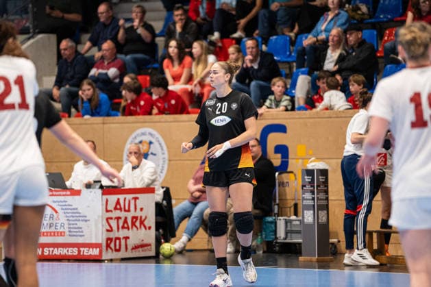 U20 Frauen-Nationalmannschaft Deutschland (GER) vs. U20 Frauen-Nationalmannschaft Frankreich (FRA), Handball, Vier-Nationenturnier, 12.6.2026, Saision 2025 2026, Hannover Marlene Tucholke (Deutschland U20 Frauen, 20, spielt bei HC Leipzig) beim Spielaufbau Hannover Sportzentrum Vinnhorst Deutschland